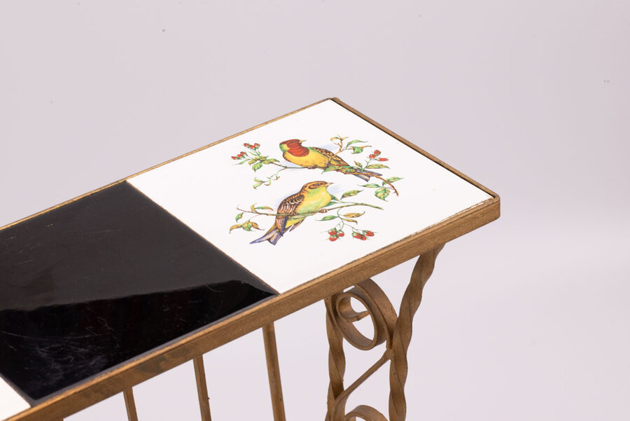 Porte-journaux en fer forgé doré avec tablettes en faïence et dessins d'oiseaux posés sur la partie supérieure de l'objet
