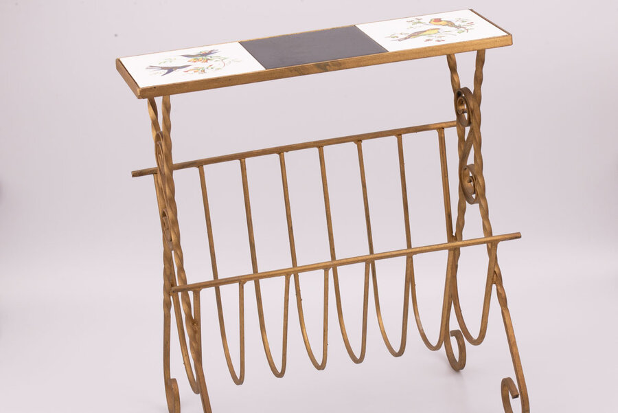 Porte-journaux en fer forgé doré avec tablettes en faïence et dessins d'oiseaux posés sur la partie supérieure de l'objet