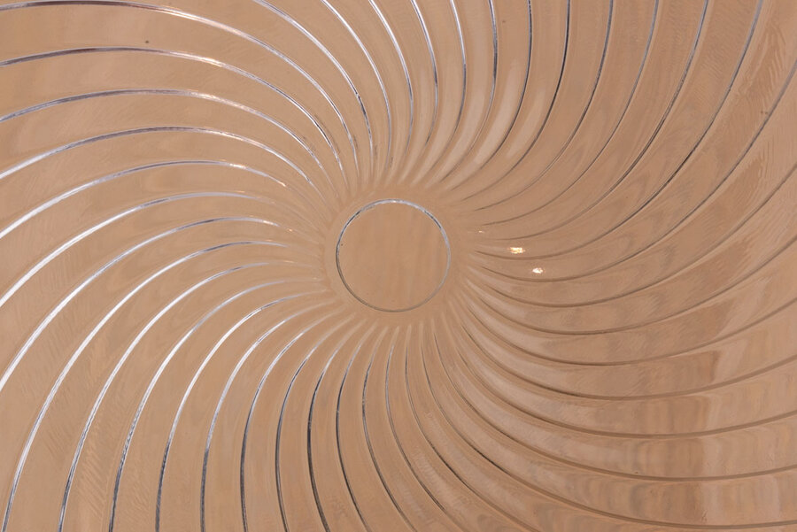 Plateau en verre sculpté en forme de spirale