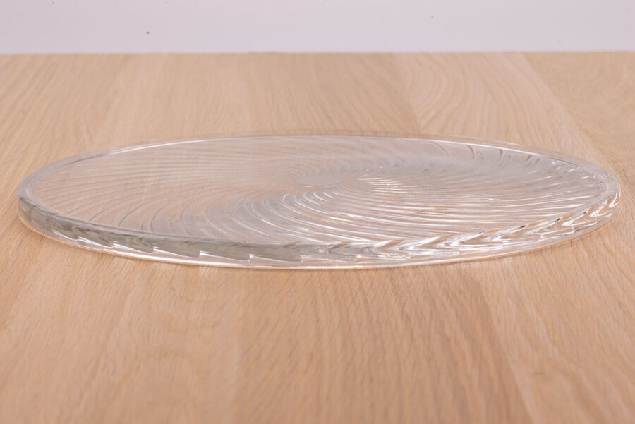 Plateau en verre sculpté en forme de spirale