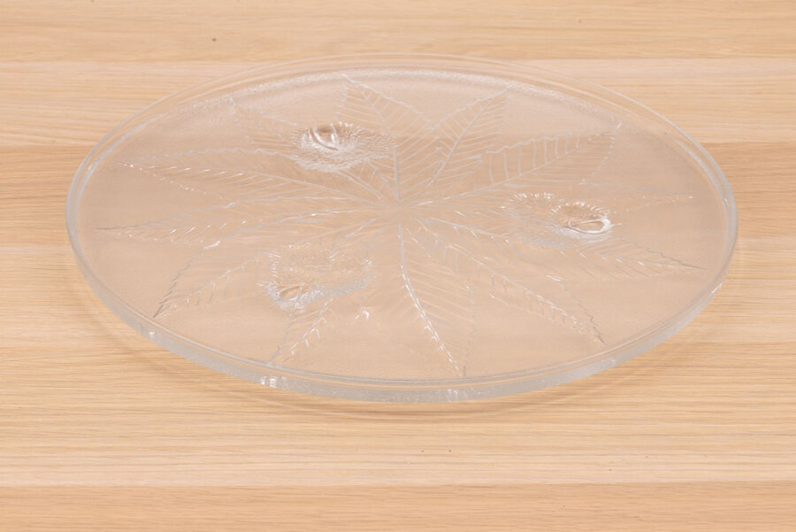 Plateau en verre avec des motifs de feuilles sculpté sur toute la surface de l'objet