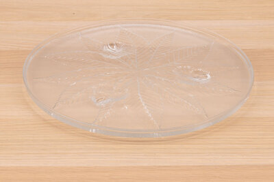 Plateau en verre avec des motifs de feuilles sculpté sur toute la surface de l'objet