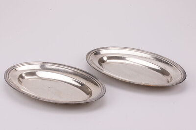 Kit de 2 plateaux en aluminium de taille moyenne avec "Hotel de commerce" noté sur une des extrémités.