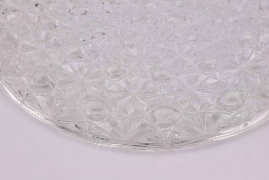 Plateau en cristal avec des motifs sculpté sur tout l'objet