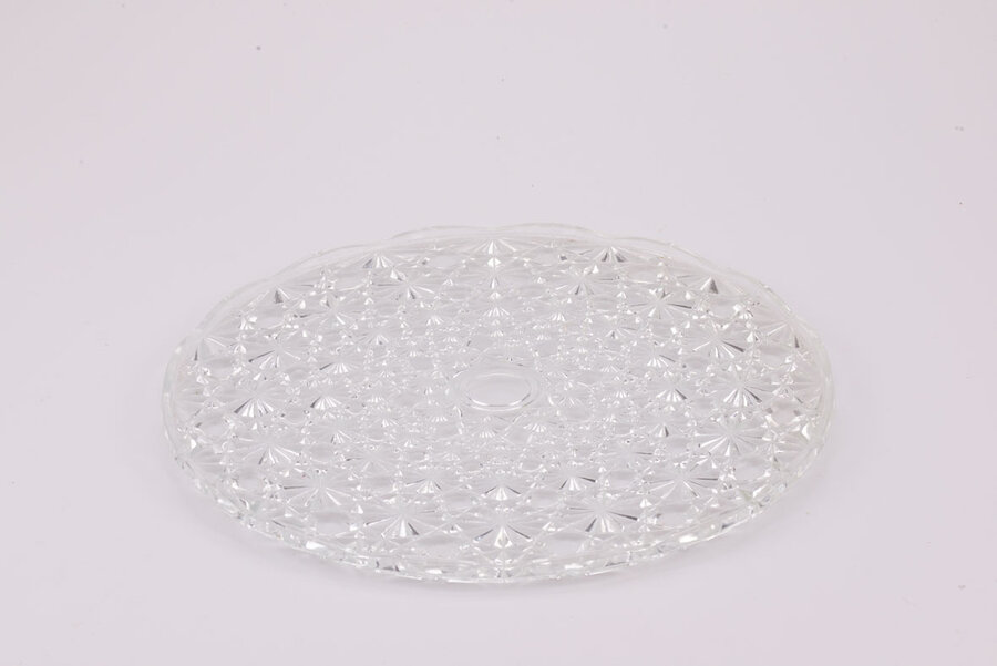 Plateau en cristal avec des motifs sculpté sur tout l'objet