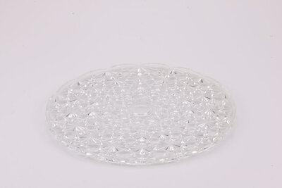 Plateau en cristal avec des motifs sculpté sur tout l'objet