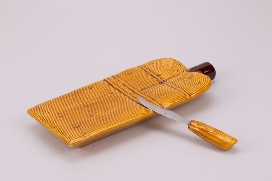Original plateau à fromage avec son couteau. 
