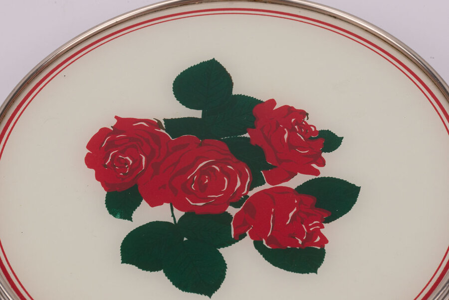Plateau tournant en métal avec un motif représentant des roses