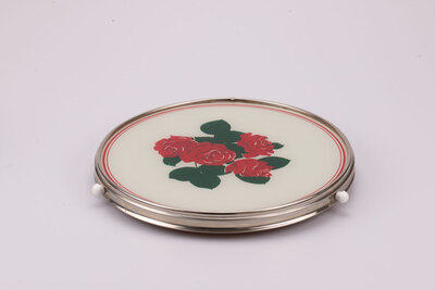 Plateau tournant en métal avec un motif représentant des roses
