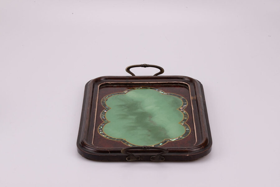  Plateau en bois, métal moderne et verre éclatant