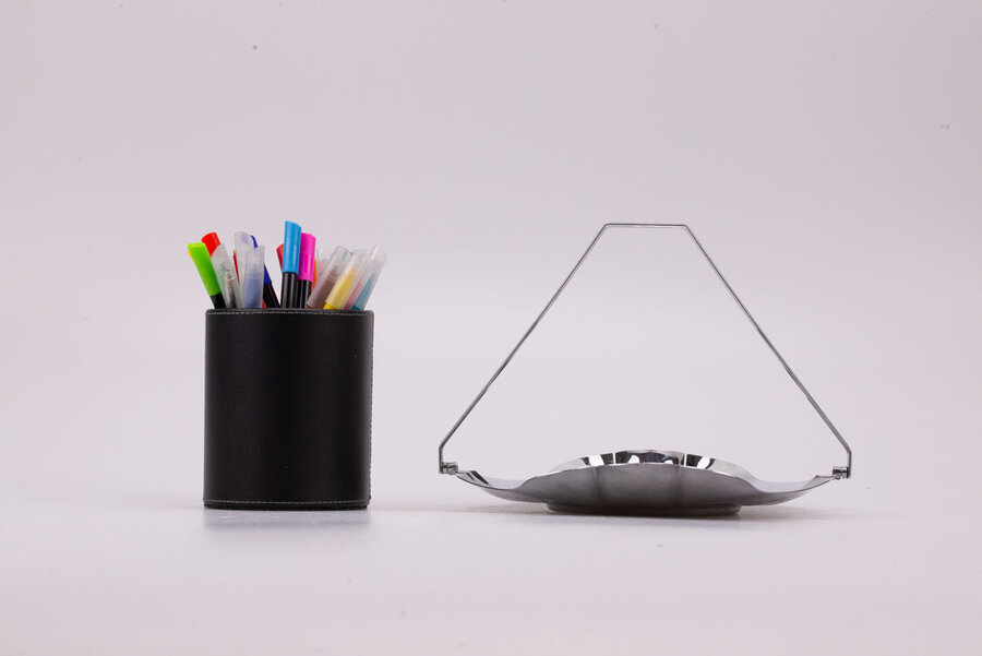 Joli plateau en inox avec une anse unique pour facilement le déplacer