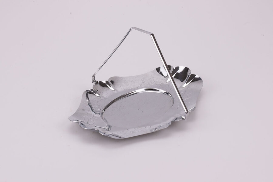 Joli plateau en inox avec une anse unique pour facilement le déplacer