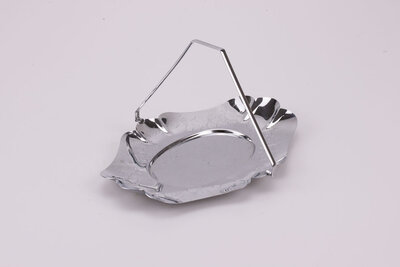 Joli plateau en inox avec une anse unique pour facilement le déplacer