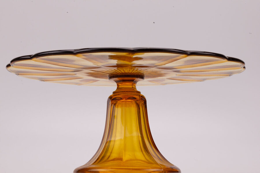 Présentoir à tarte en verre ambré pour vos créations culinaires 