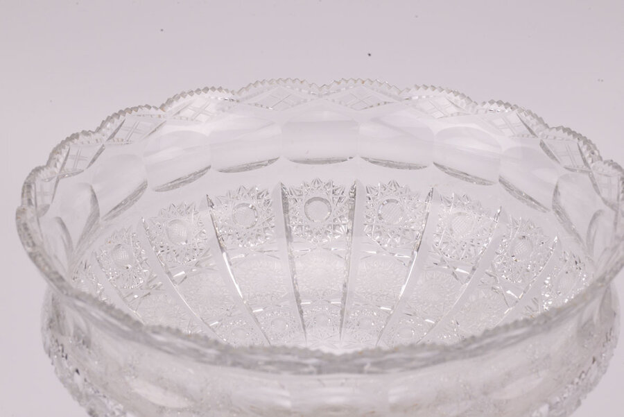 coupe magnifiquement sculptée en cristal sur un pied en bronze délicatement ciselé en forme de feuillage.