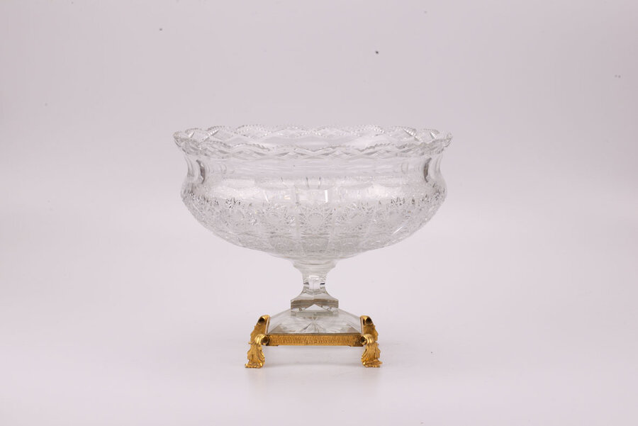 coupe magnifiquement sculptée en cristal sur un pied en bronze délicatement ciselé en forme de feuillage.