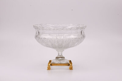 coupe magnifiquement sculptée en cristal sur un pied en bronze délicatement ciselé en forme de feuillage.