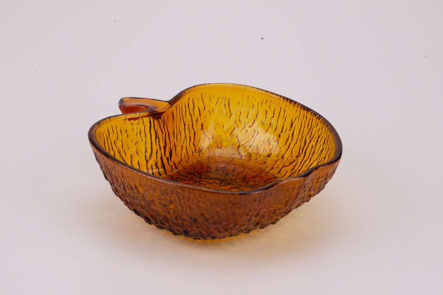 Saladier d'origine italienne en forme de pomme réalisé en verre ambré dans les années 70