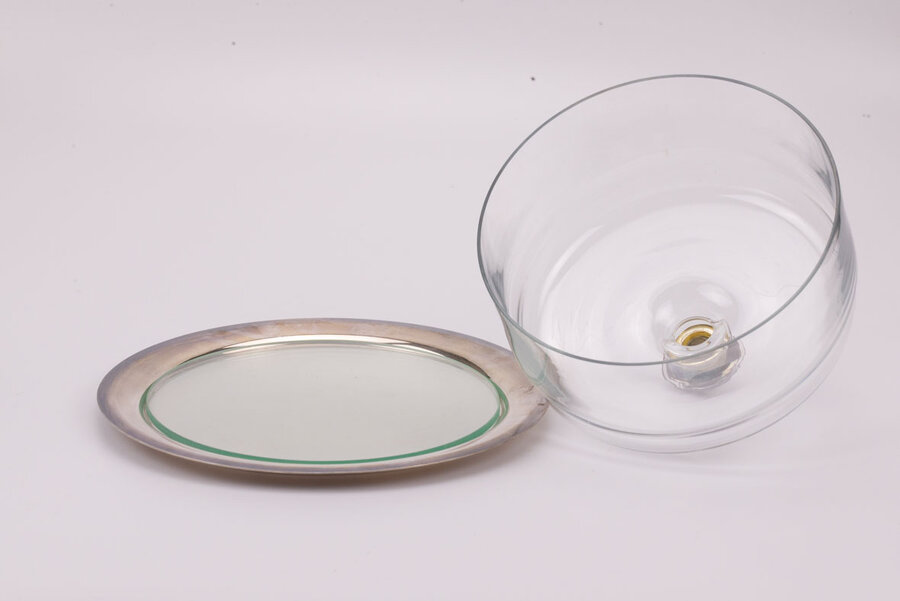 Cloche à pâtisserie en verre associée à un plateau en métal argenté