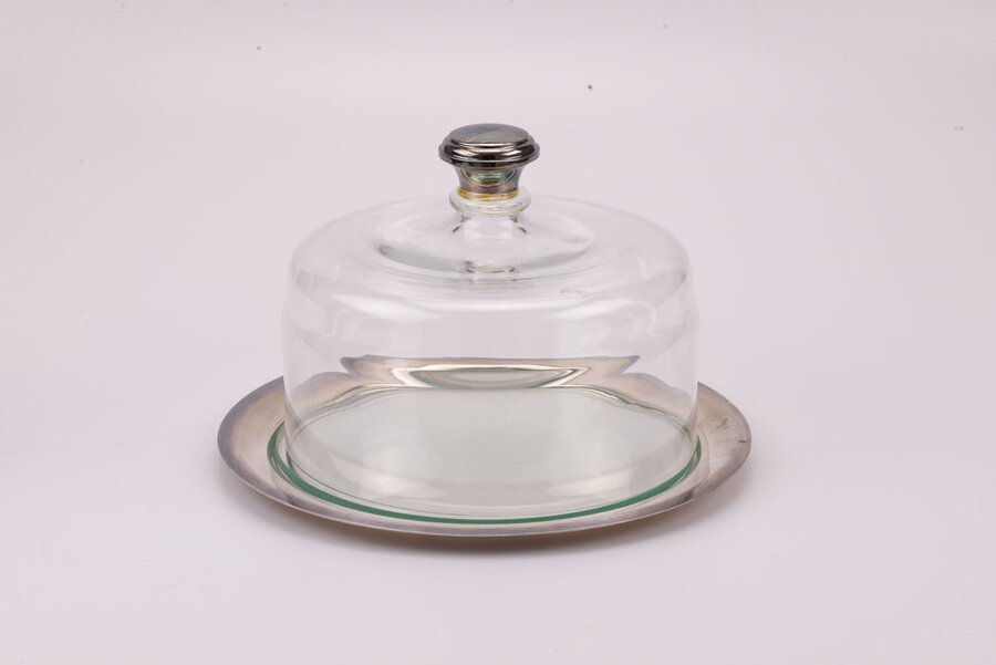 Cloche à pâtisserie en verre associée à un plateau en métal argenté