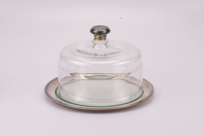 Cloche à pâtisserie en verre associée à un plateau en métal argenté