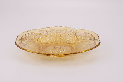 Plat en verre fabriqué en Belgique à la teinte ambrée captivante