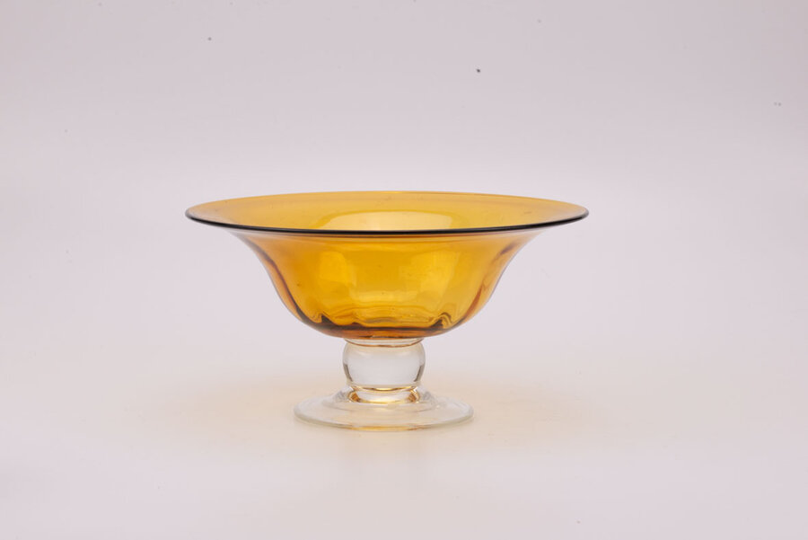 Cce plat en verre belge à la teinte ambrée captivante.