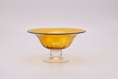 Cce plat en verre belge à la teinte ambrée captivante.