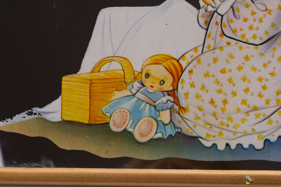 Charmant miroir avec le dessin d'une petite fille pensive avec sa peluche.