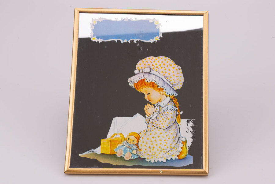 Charmant miroir avec le dessin d'une petite fille pensive avec sa peluche.