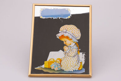 Charmant miroir avec le dessin d'une petite fille pensive avec sa peluche.
