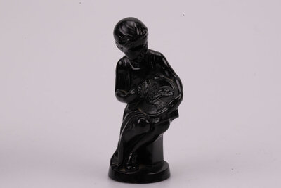 Splendide statuette en fer de Kacah (Biélorussie) datant de 1977 et qui représente une jeune fille tenant un cadre rond où on y voit une colombe.