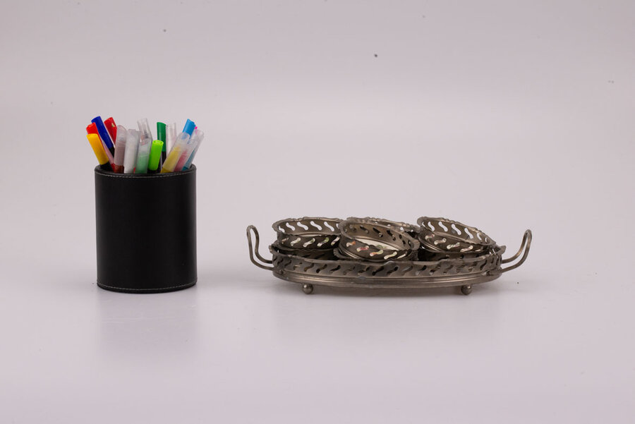 set avec un plateau et 8 sous-verres en faïence et en étain. 