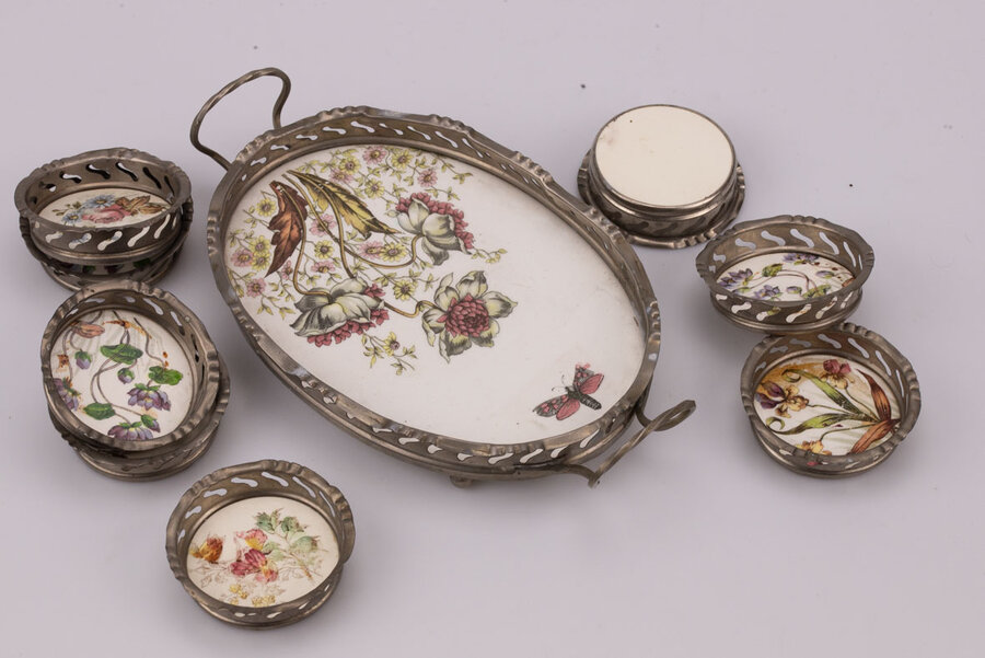 set avec un plateau et 8 sous-verres en faïence et en étain. 