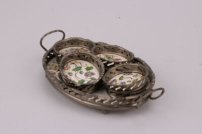 set avec un plateau et 8 sous-verres en faïence et en étain. 