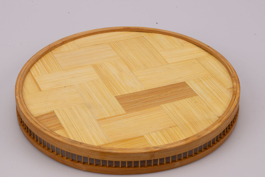  plateau rond en bambou et verre, orné de manifiques motifs floraux et papillons.