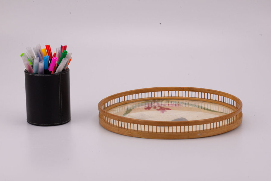  plateau rond en bambou et verre, orné de manifiques motifs floraux et papillons.