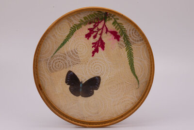  plateau rond en bambou et verre, orné de manifiques motifs floraux et papillons.