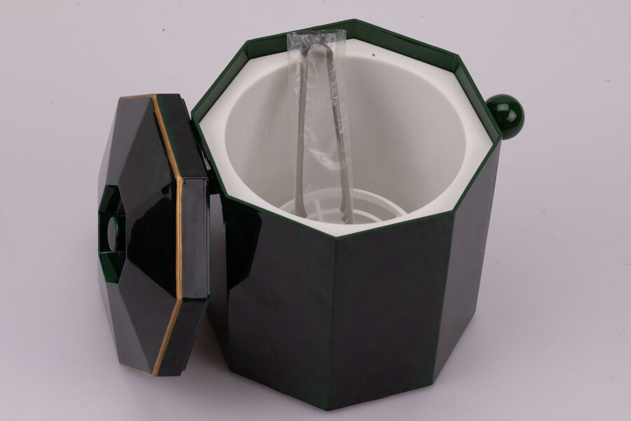 Seau à glace en plastique noir fabriqué dans les années 70 par Mélarti dans la collection marbre malachite, pince à glaçons fournie avec l'emballage