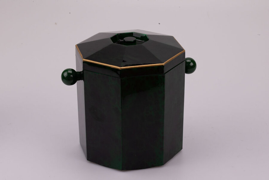Seau à glace en plastique noir fabriqué dans les années 70 par Mélarti dans la collection marbre malachite, pince à glaçons fournie avec l'emballage