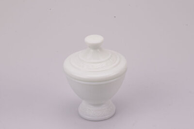 2 petits pots en opaline avec leurs couvercles pouvant contenir ce que vous désirez  