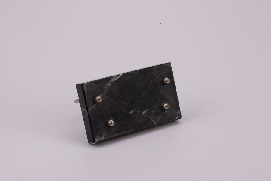 Porte-lettre en marbre noir et métal, objet sobre et élégant pour trier vos missives