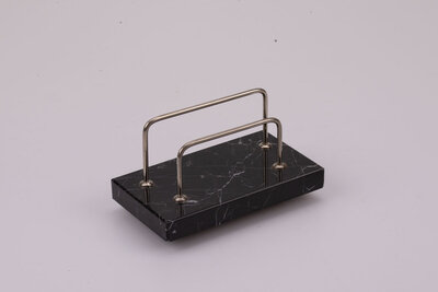 Porte-lettre en marbre noir et métal, objet sobre et élégant pour trier vos missives