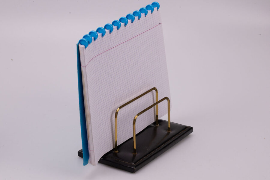 Porte-lettre en cuir noir et laiton