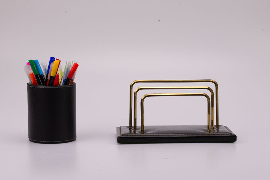 Porte-lettre en cuir noir et laiton