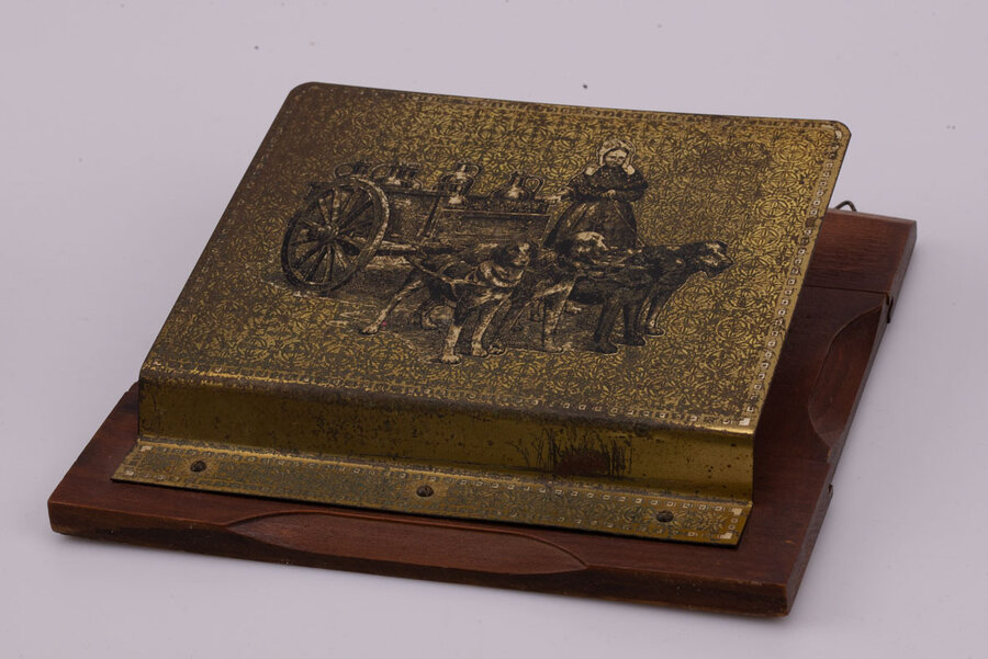 Porte-lettre en métal doré et bois
