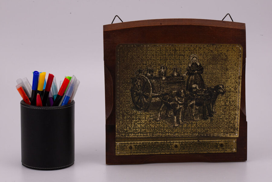 Porte-lettre en métal doré et bois