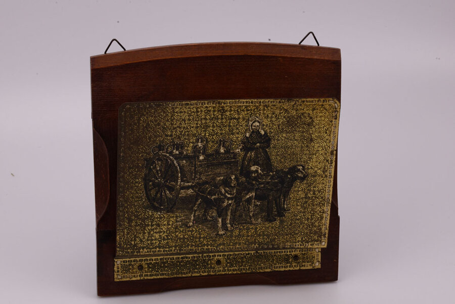 Porte-lettre en bois et en métal doré qui peut être pendu au mur