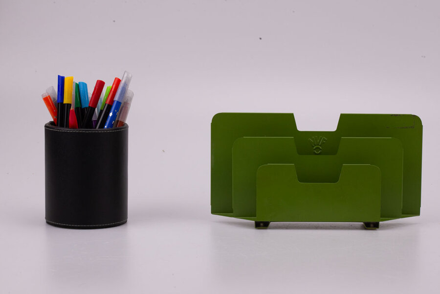 porte-lettre en métal vert olive de la marque NVF en 1960. 