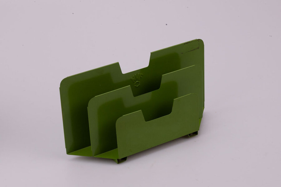 porte-lettre en métal vert olive de la marque NVF en 1960. 